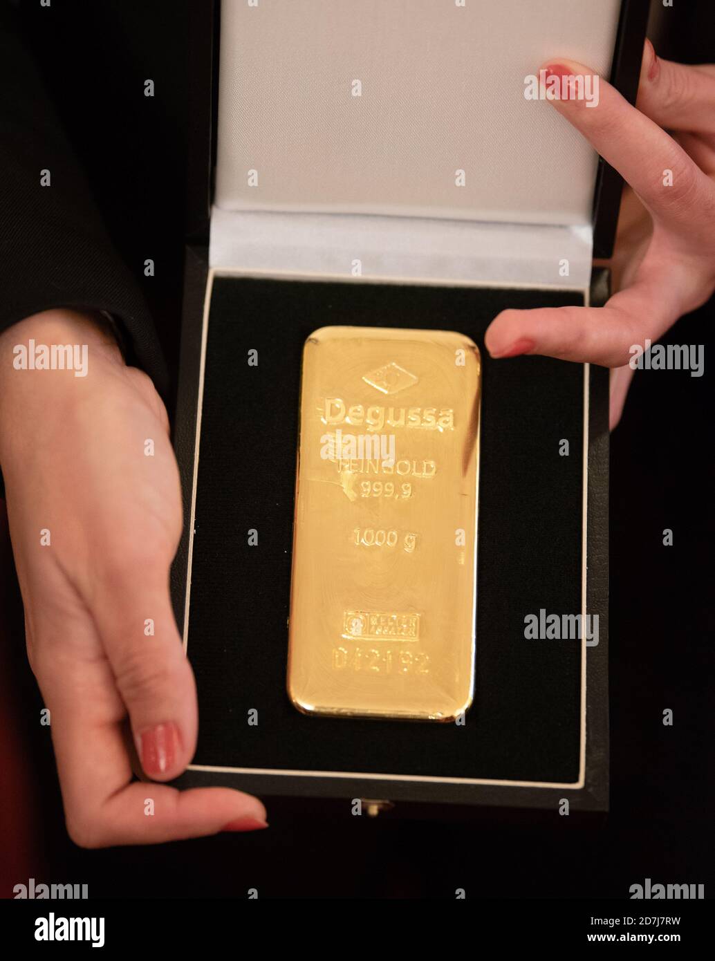 1kg gold bar hi-res stock photography and images - Alamy