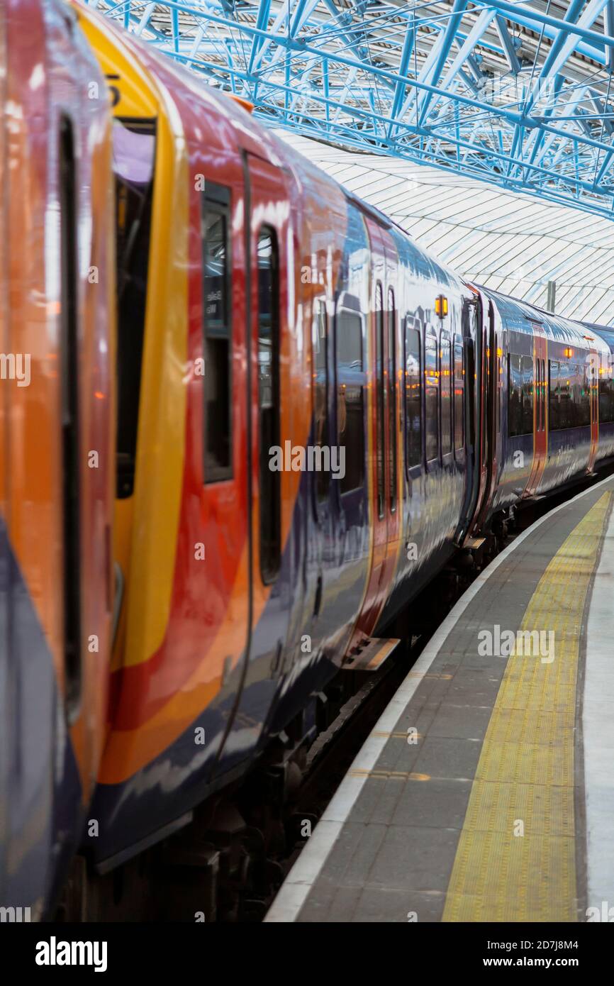 Subway Queue Inuk UK, England, London, Subway train waiting at railroad station Stock ...