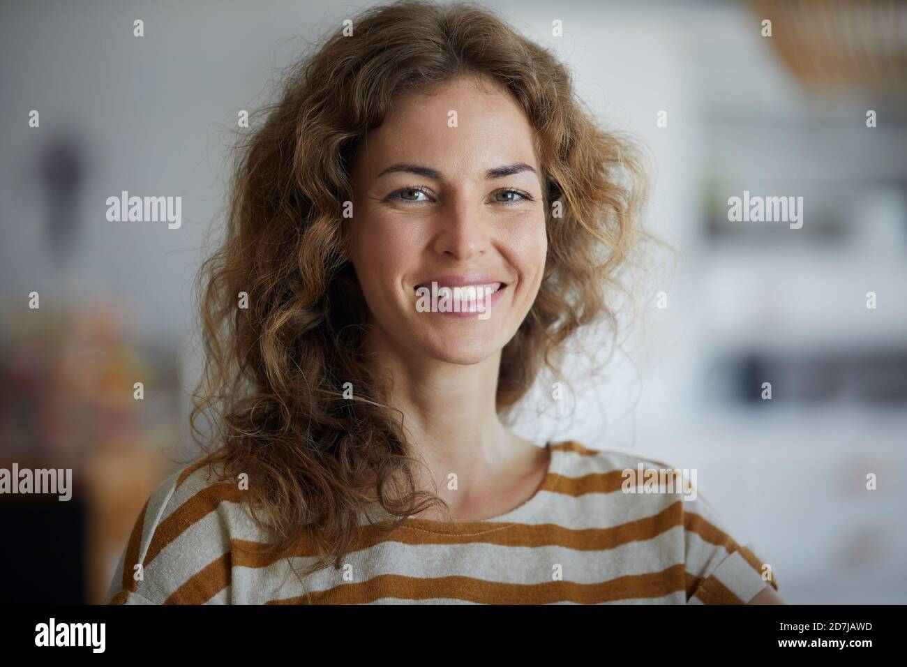 Beautiful woman smiling hi-res stock photography and images - Alamy