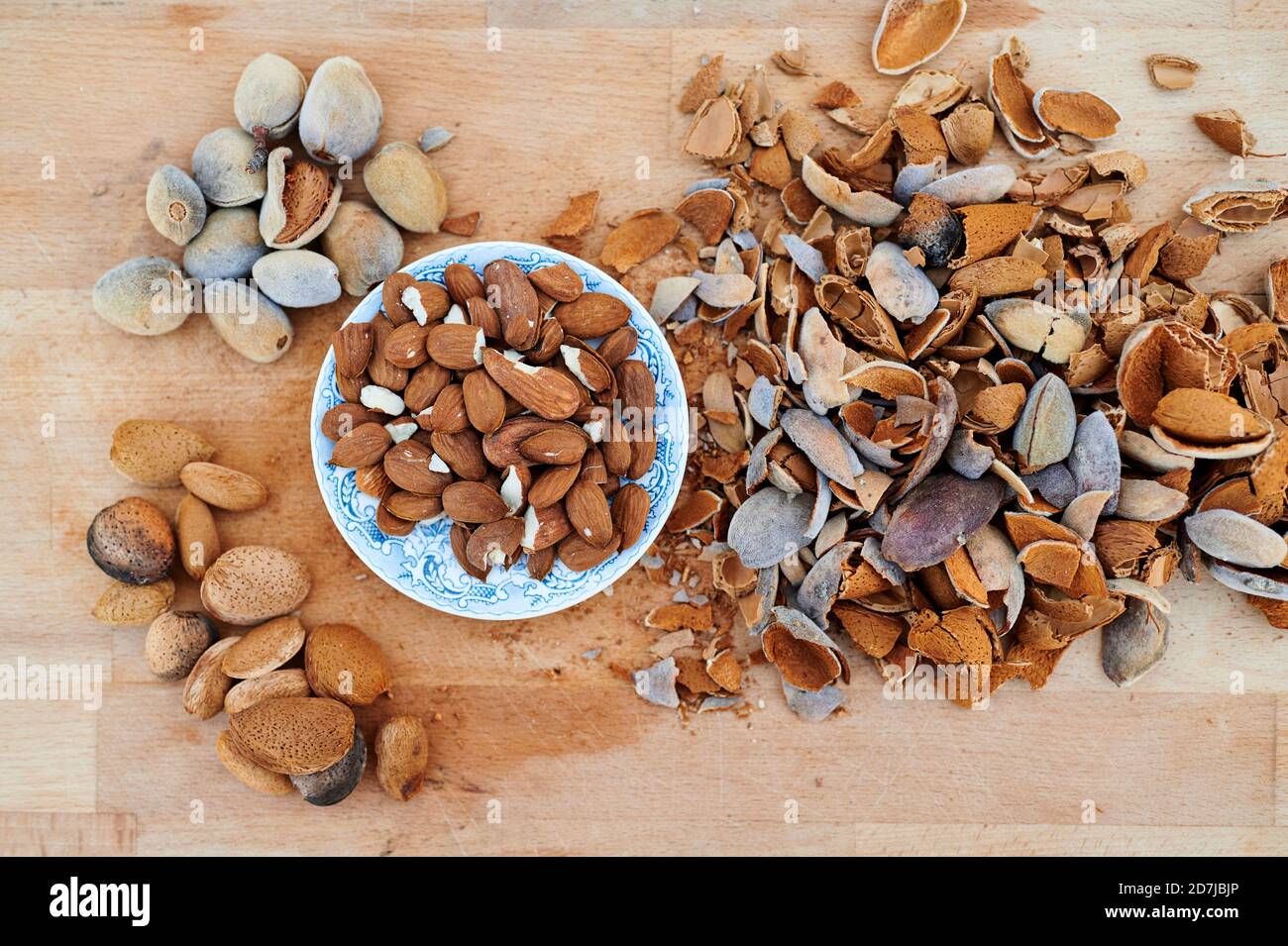 Peeled and whole almonds Stock Photo Alamy