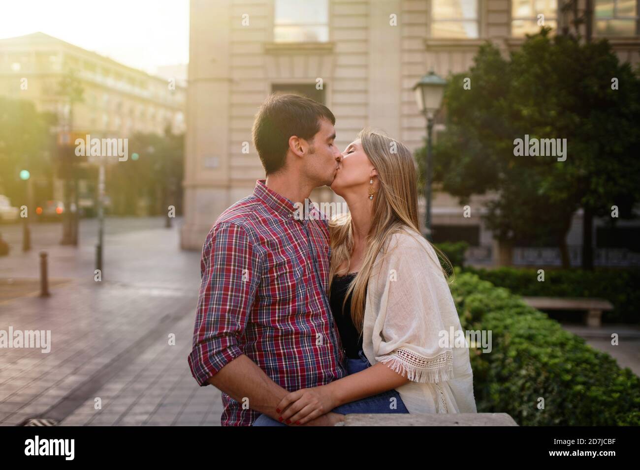 Kissing in the street hi-res stock photography and images - Alamy