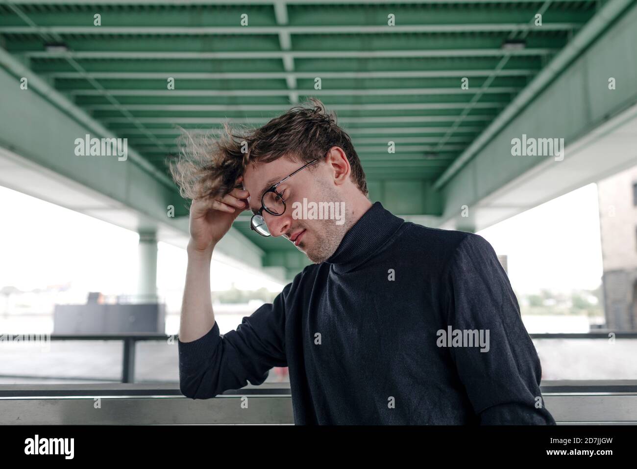 Hand under head hires stock photography and images Alamy