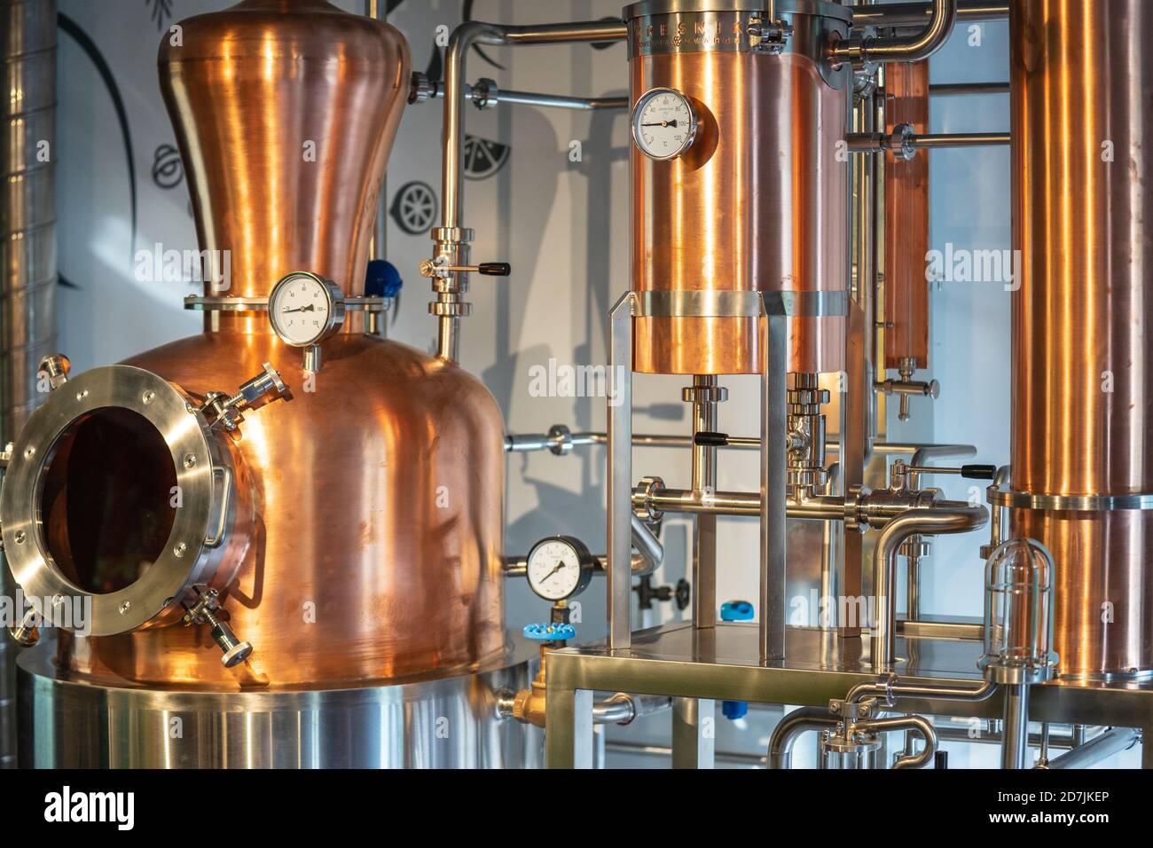 Copper vacuum still for distillation performed under reduced pressure