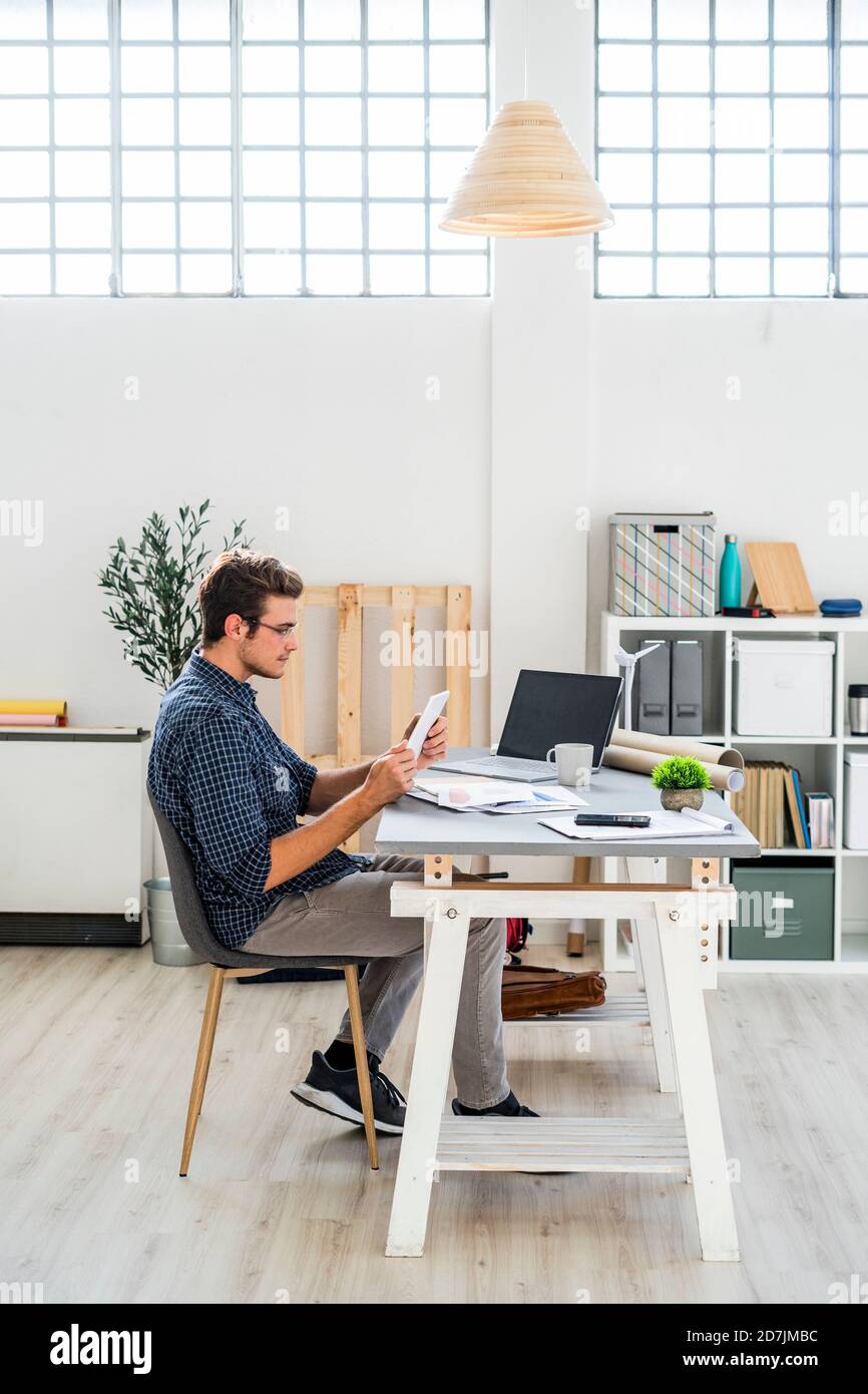 Man sitting desk full view hi-res stock photography and images - Alamy