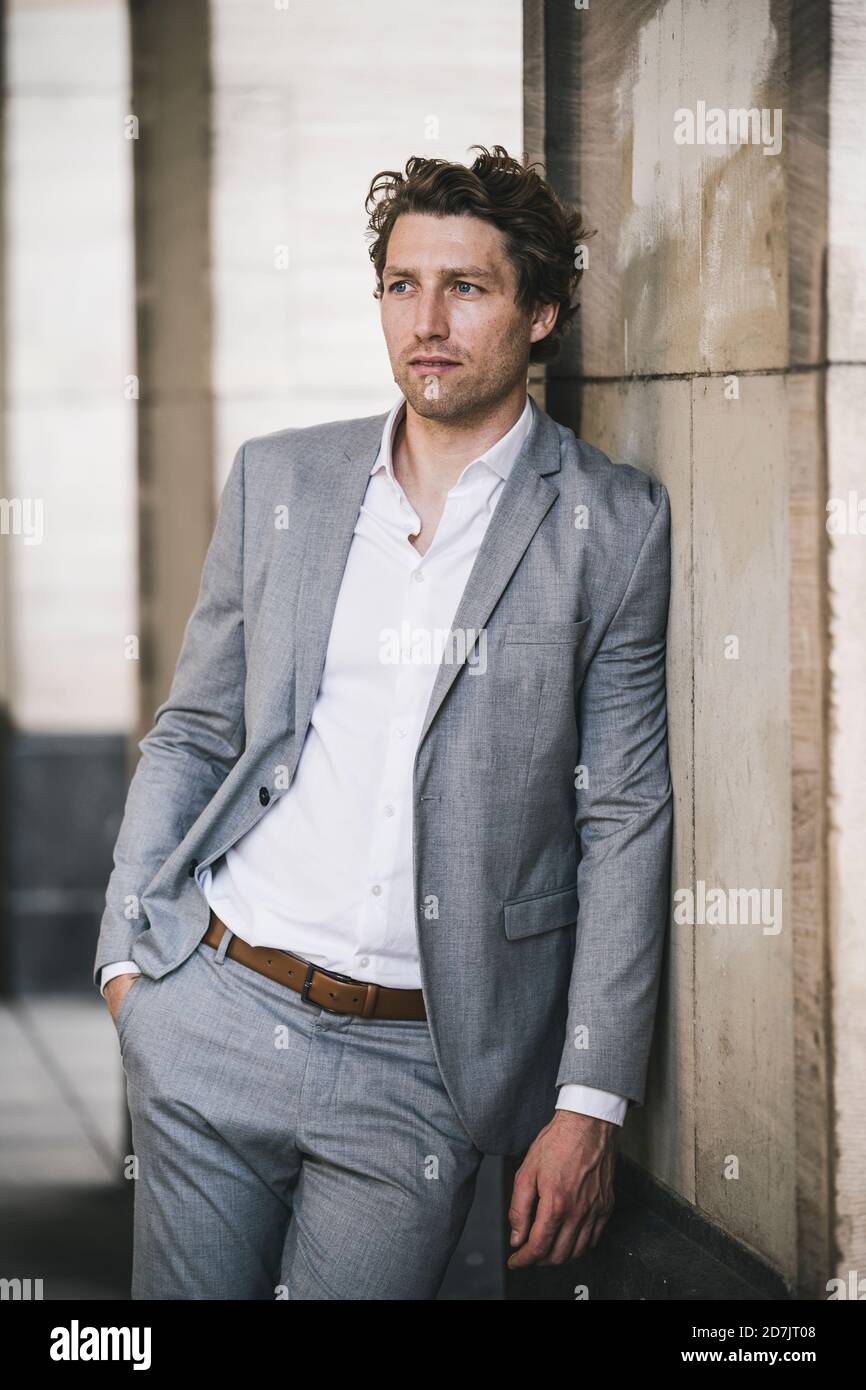 Leaning on pillar hires stock photography and images Alamy