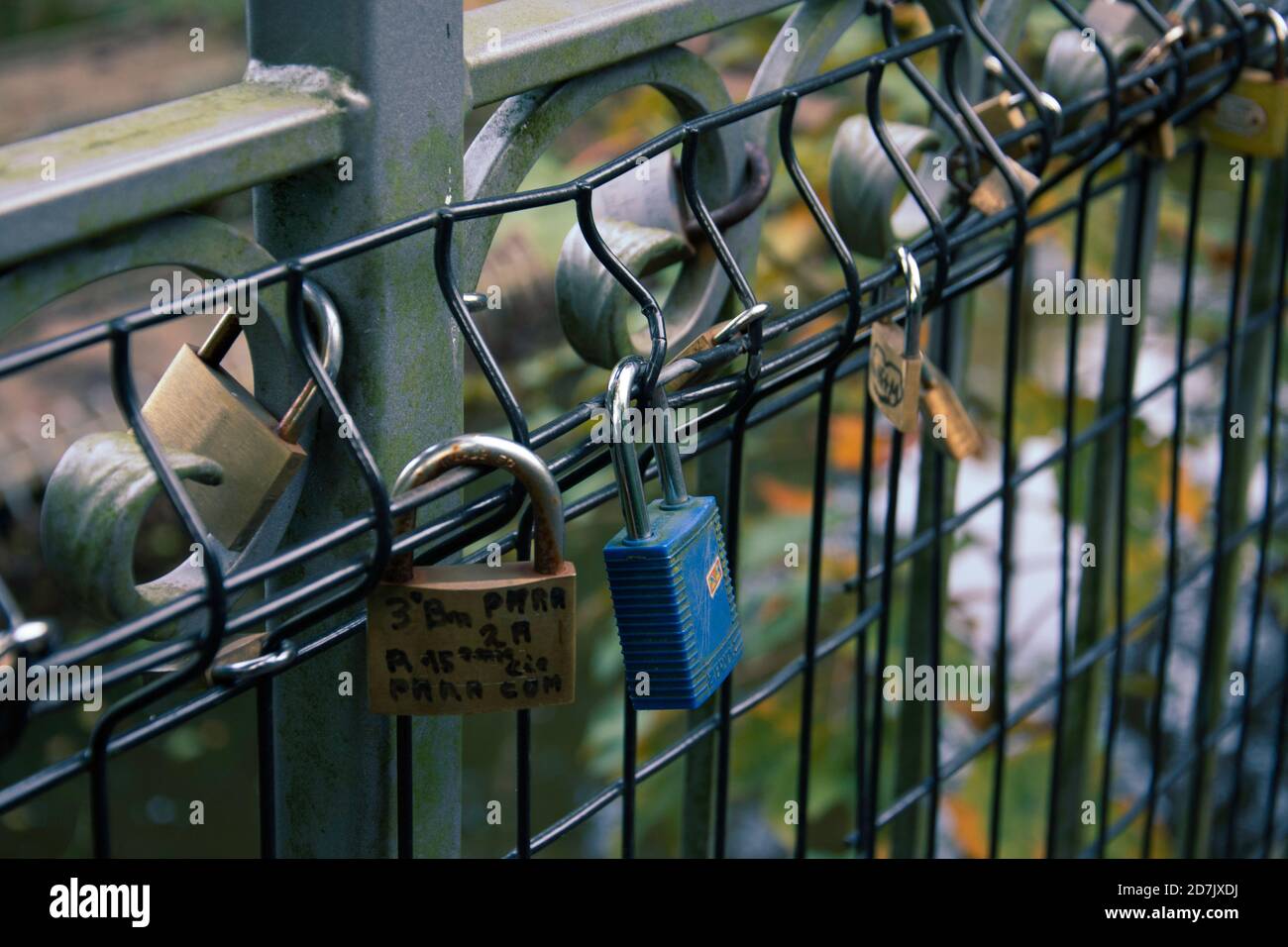 Des cadenas attachés aux rembardes d'un pont pour sceller des amours Stock Photo