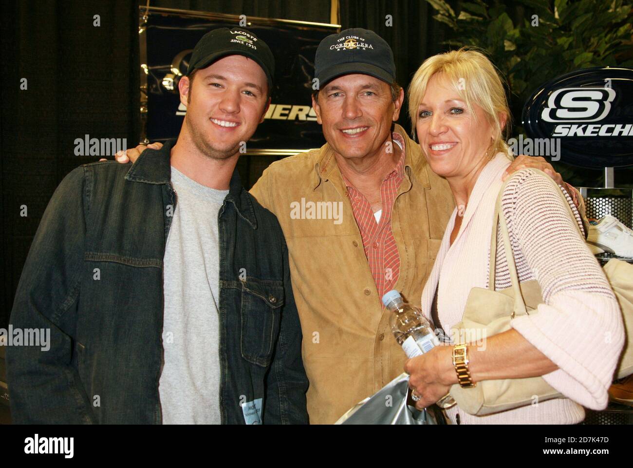 Strait with his son Bubba and wife Norma at the Country Weekly