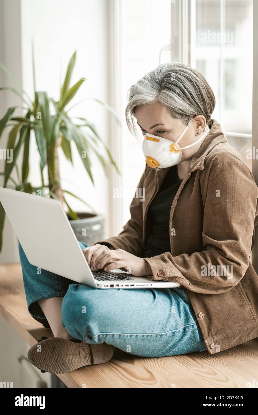 Woman uses laptop works hi res stock photography and images Alamy