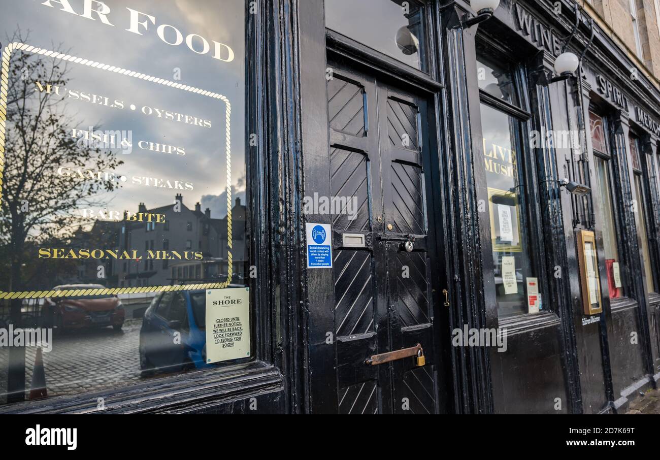 The Shore, Leith, Edinburgh, Scotland, United Kingdom, 23rd October 2020. Bars & restaurants: many restaurants are closed as the Scottish Government extends restrictions during the Covid-19 pandemic for a 3rd week, but many are still open serving takeaway food and beer. The Ship on the Shore bar & restaurant is closed Stock Photo
