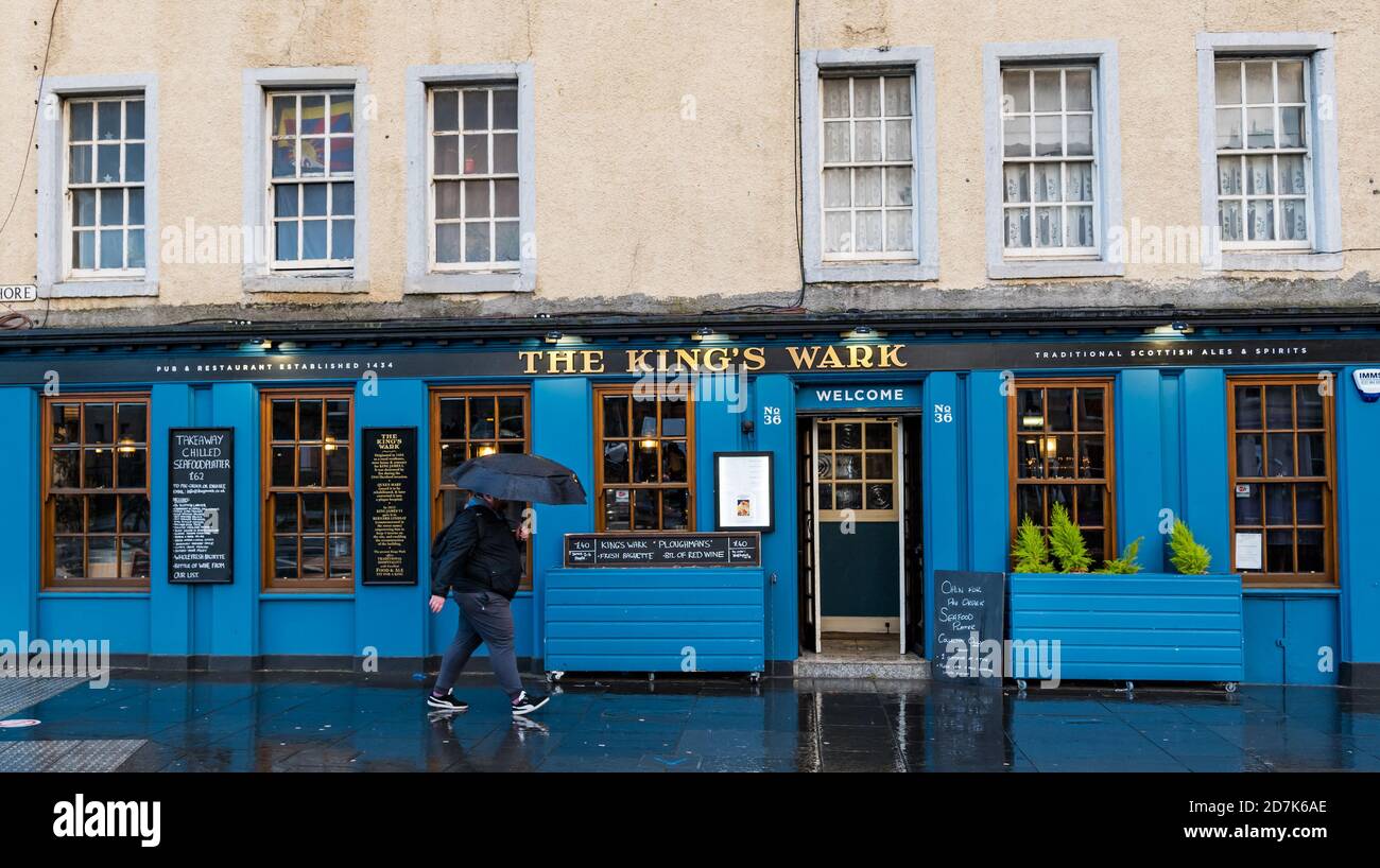The Shore, Leith, Edinburgh, Scotland, United Kingdom, 23rd October 2020. Bars & restaurants: many restaurants are closed as the Scottish Government extends restrictions during the Covid-19 pandemic for a 3rd week, but many are still open serving takeaway food and beer. The historic pub, the King's Wark bar & restaurant, is open for pre-ordered seafood platters to collect. Stock Photo