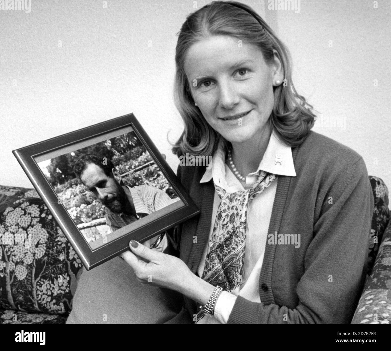 CHRISTINE ROBINSON-MOLTKE (32) FROM PETERSFIELD, HANTS HOLDS A PHOTOGRAPH OF HER HUSBAND LT. CDR. GLEN ROBINSON -MOLTKE WHO WAS KILLED ABOARD HMS COVENTRY DURING THE FALKLANDS WAR. 1982 Stock Photo