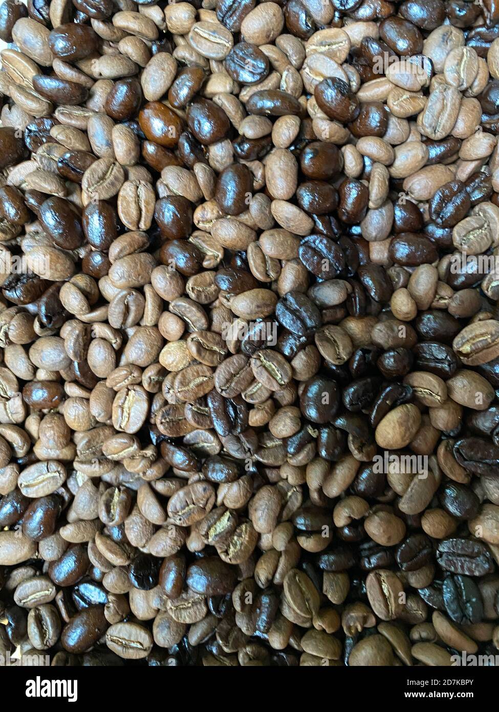 Light and dark roast coffee beans mixed together Stock Photo - Alamy