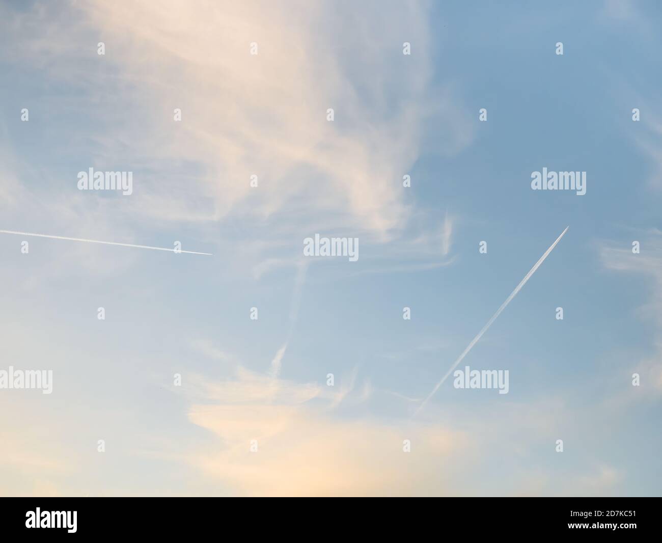 Skyline contrail hi-res stock photography and images - Alamy