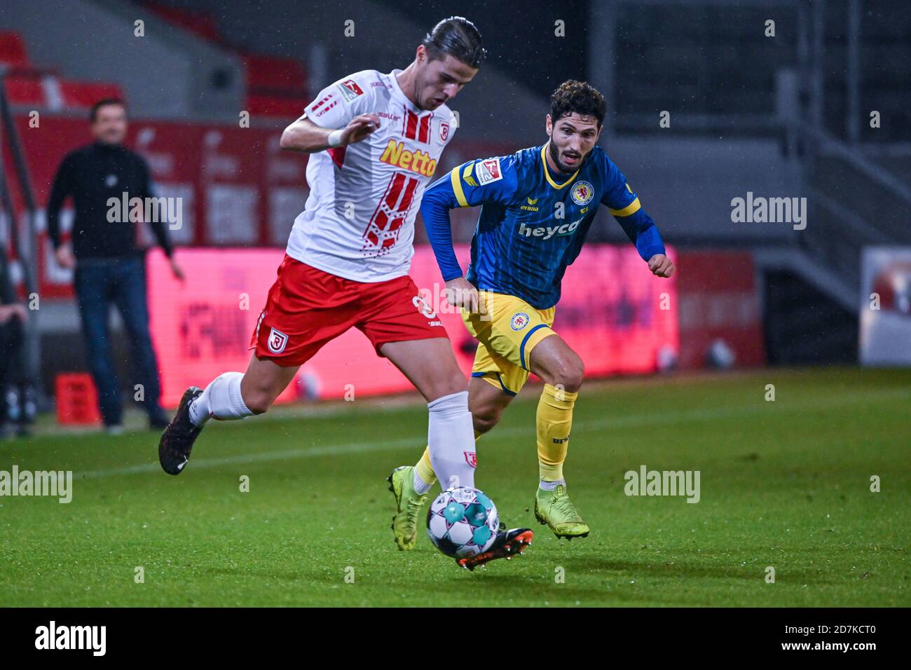 Regensburg, Germany. 23rd Oct, 2020. Football: 2nd Bundesliga, Jahn Regensburg - Eintracht Braunschweig, 5th matchday. Jan Elvedi from Regensburg (l) and Fabio Kaufmann from Braunschweig fight for the ball. Credit: Armin Weigel/dpa - IMPORTANT NOTE: In accordance with the regulations of the DFL Deutsche Fußball Liga and the DFB Deutscher Fußball-Bund, it is prohibited to exploit or have exploited in the stadium and/or from the game taken photographs in the form of sequence images and/or video-like photo series./dpa/Alamy Live News Stock Photo