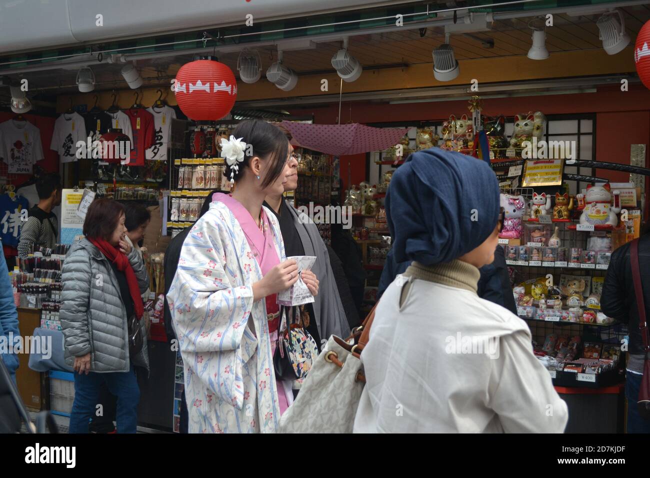 Women wearing japanese kimono hi-res stock photography and images - Alamy