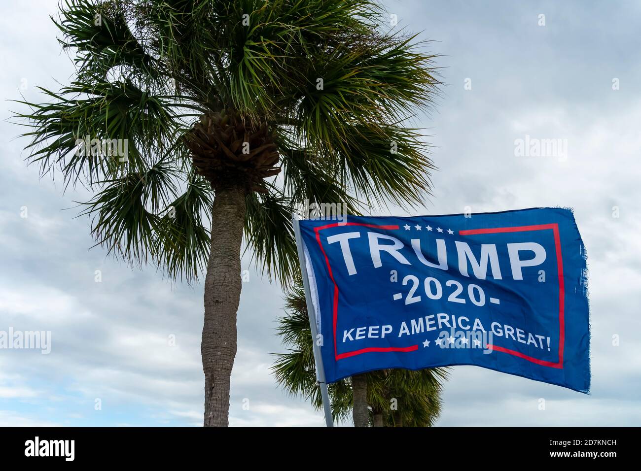 Tarpon Springs, Florida, USA. 22nd Oct, 2020. October 22, 2020 - Tarpon Springs, Florida, USA: A Trump supporter flies a flag at a local beach in Tarpon Springs, Florida Credit: Walter G Arce Sr/ASP/ZUMA Wire/Alamy Live News Stock Photo