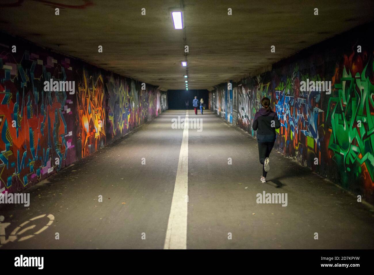 Poznan, Wielkopolska, Poland. 23rd Oct, 2020. From tomorrow, more restrictions will be introduced to fight against COVID-19 in Poland. In the picture: a runnig girl. Credit: Dawid Tatarkiewicz/ZUMA Wire/Alamy Live News Stock Photo