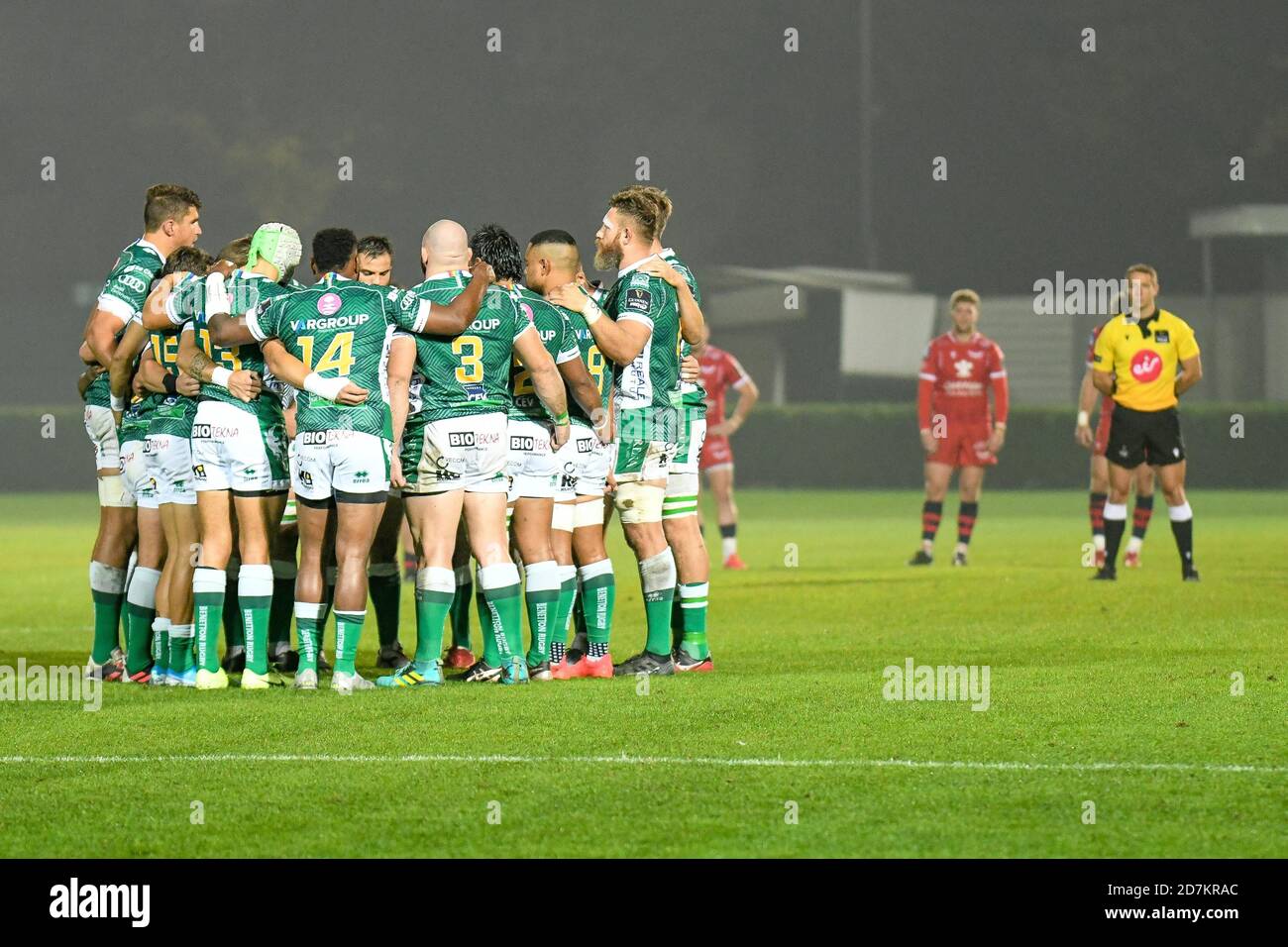 Before the kick off hi-res stock photography and images - Alamy