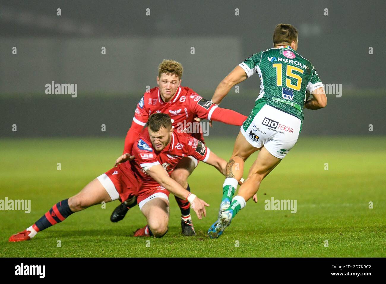 Stadio Comunale di Monigo, Treviso, Italy, 23 Oct 2020, Luca Sperandio  (Treviso) tackled by Steff Hughes (Scarlets) during Benetton Treviso vs  Scarlets Rugby, Rugby Guinness Pro 14 match - Credit: LM/Ettore  Griffoni/Alamy