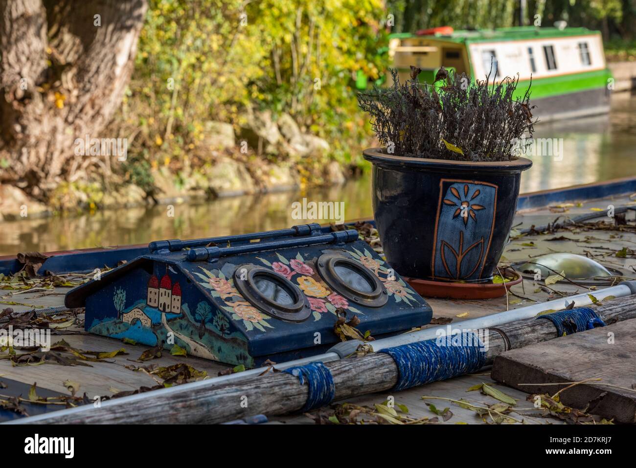 roses and castles painted in the folk art style on a canal narrow boat on the grand union canal at braunston in northamptonshire, uk Stock Photo