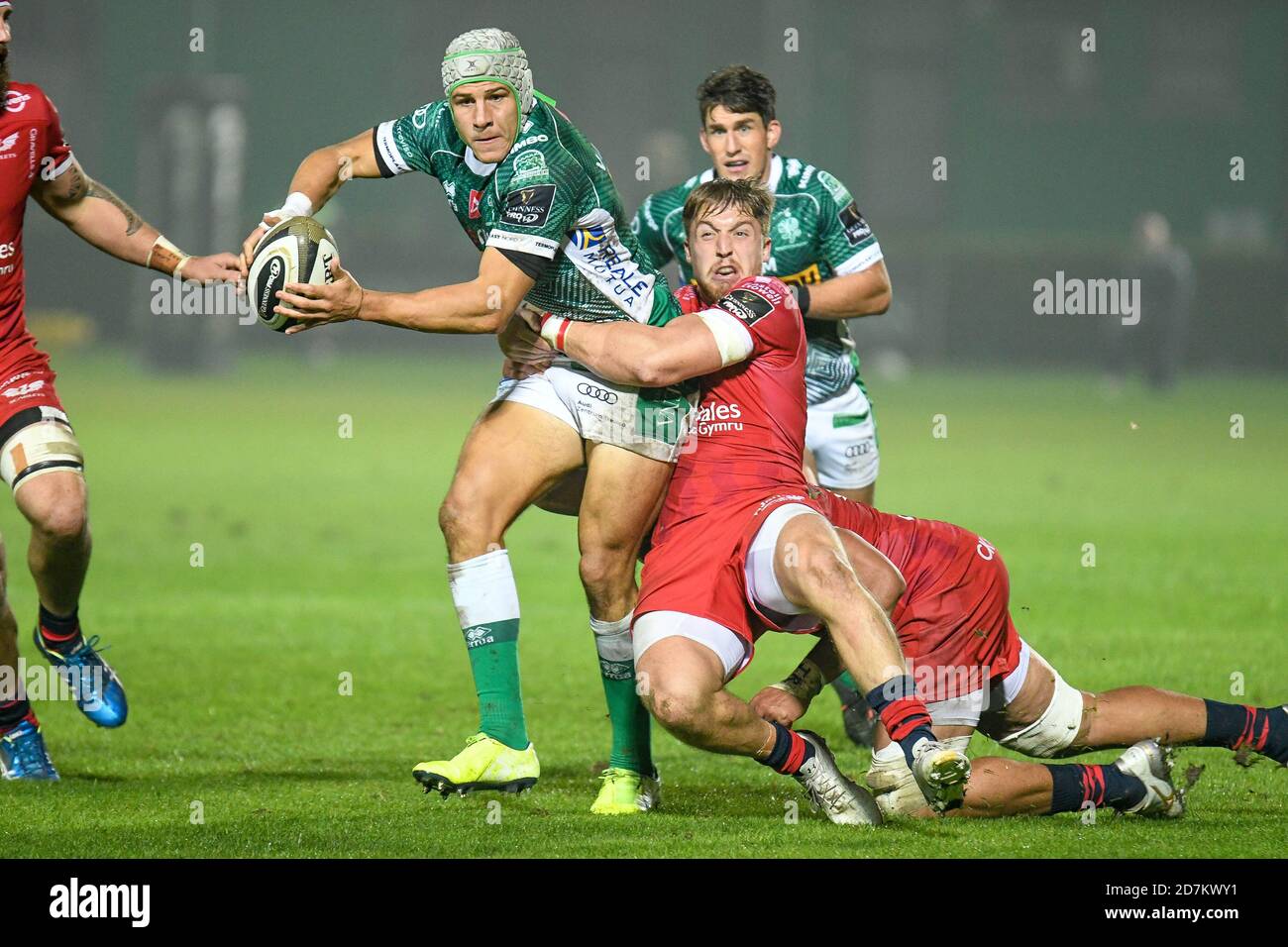Stadio Comunale di Monigo, Treviso, Italy, 23 Oct 2020, Ignacio Brex (Treviso) tackled by Tyler Morgan (Scarlets) during Benetton Treviso vs Scarlets Rugby, Rugby Guinness Pro 14 match - Credit: LM/Ettore Griffoni/Alamy Live News Stock Photo