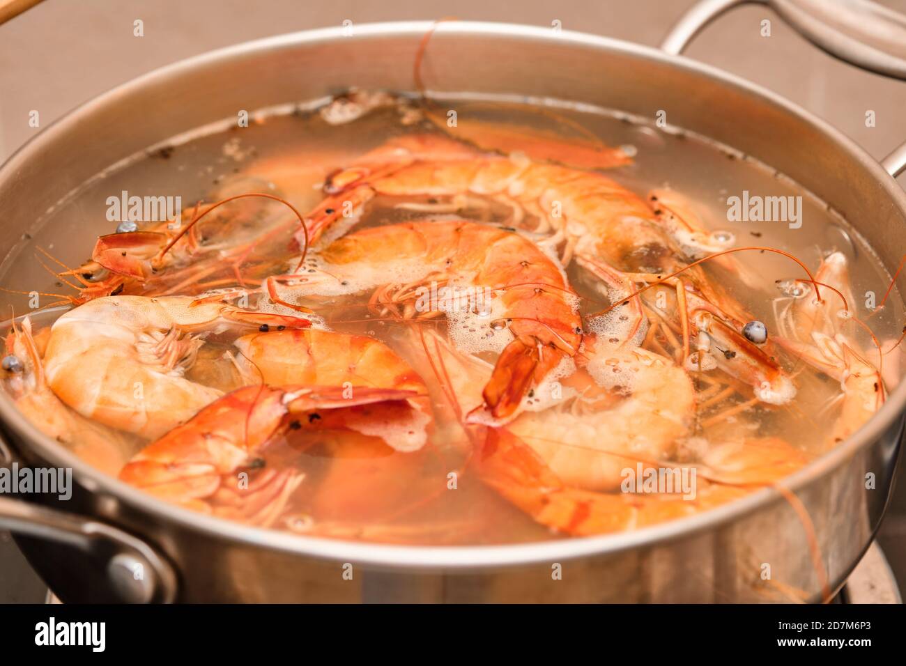 https://c8.alamy.com/comp/2D7M6P3/red-prawns-are-cooked-in-a-metal-pot-2D7M6P3.jpg