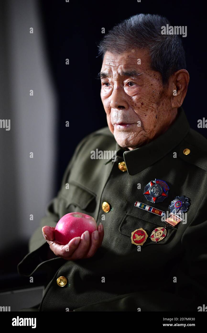 (201024) -- BEIJING, Oct. 24, 2020 (Xinhua) -- Zhang Jifa, veteran of the Chinese People's Volunteers (CPV), tells a story about "one apple" happened during a battle of the War to Resist U.S. Aggression and Aid Korea (1950-1953), in Xinyang, central China's Henan Province, Sept. 27, 2020. Zhang was born in 1926. He entered the Democratic People's Republic of Korea (DPRK) to fight in the War to Resist U.S. Aggression and Aid Korea with the CPV army in 1951.  On Oct. 19, 1950, as requested by the DPRK, CPV forces crossed the Yalu River to aid the DPRK's fight there until a truce was signed in 19 Stock Photo