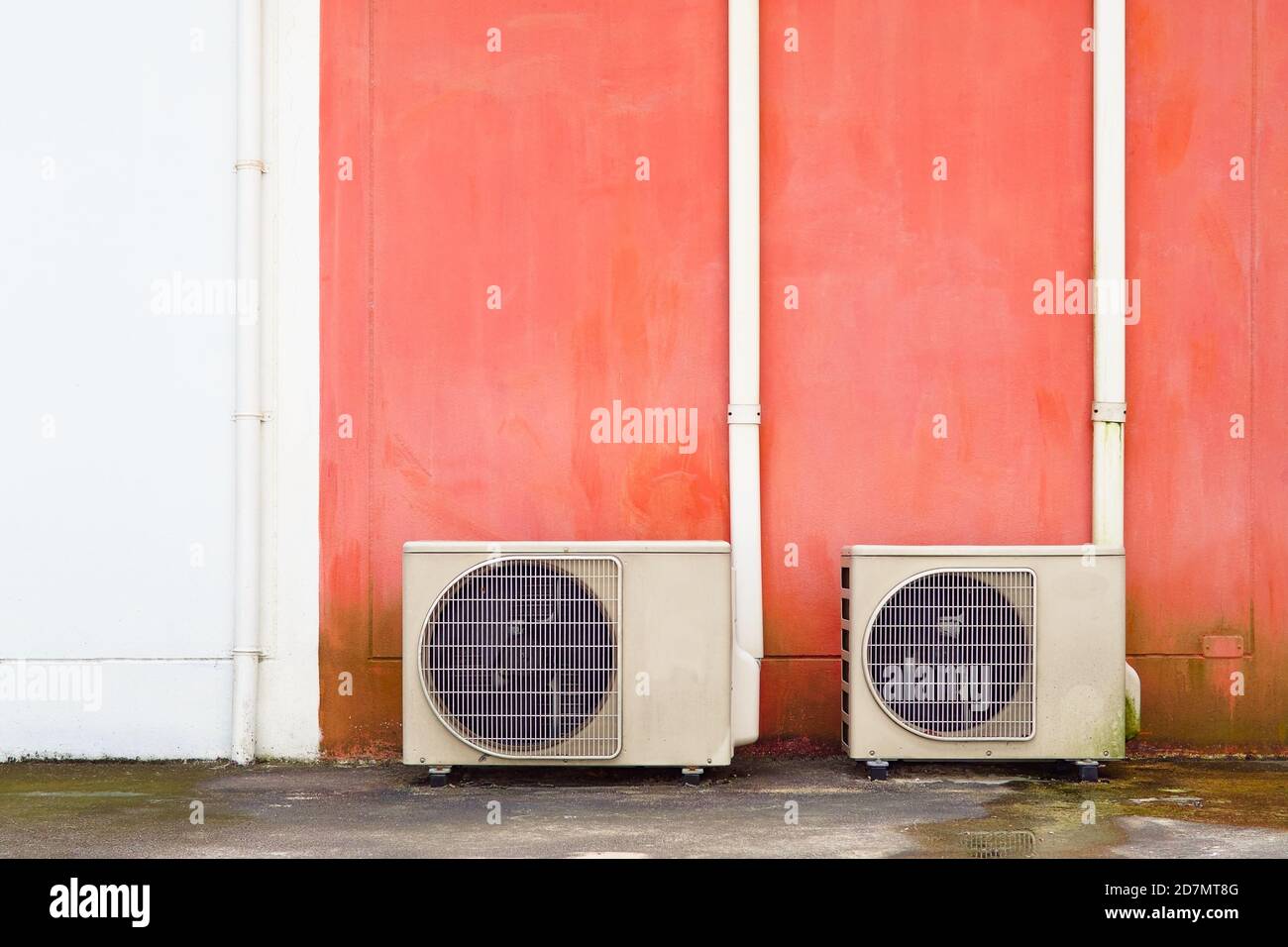 Outdoor condensing unit of an air conditioner with its copper pipes
