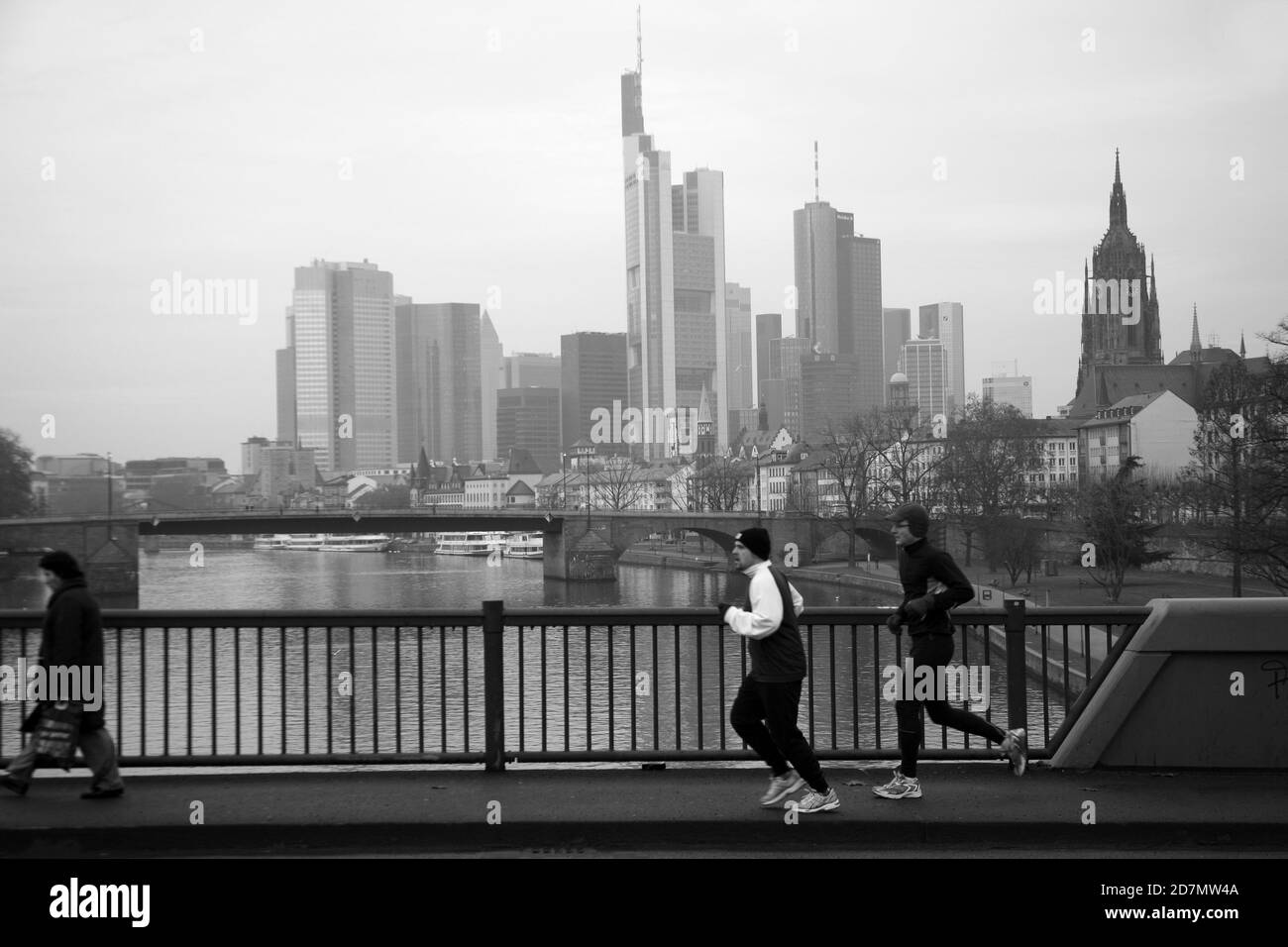Skyscraper frankfurt skyline building river Black and White Stock ...