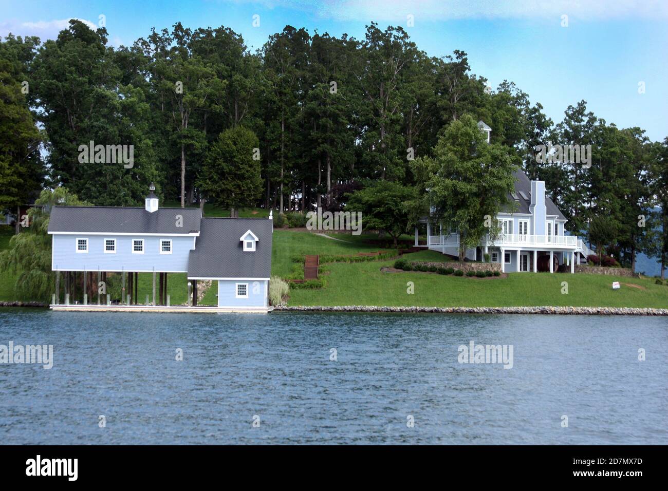 Homes by the lake in Virginia, USA Stock Photo Alamy