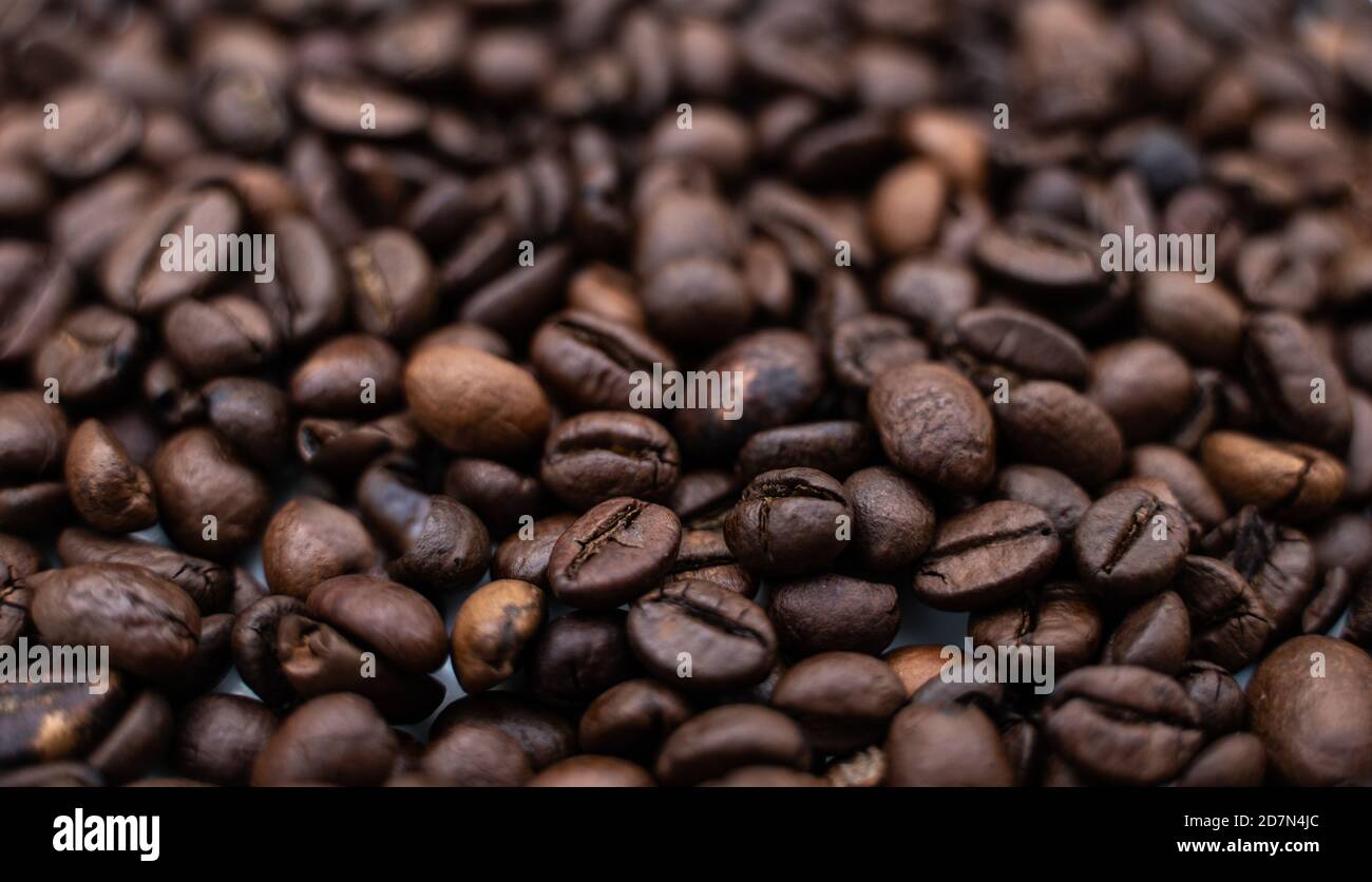 Background image with roasted brown coffee beans Stock Photo - Alamy