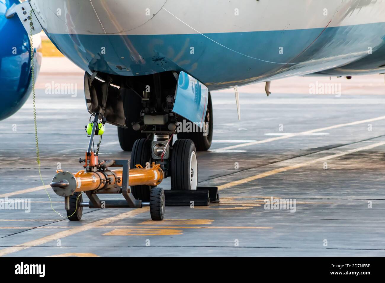 Front landing gear hi-res stock photography and images - Alamy