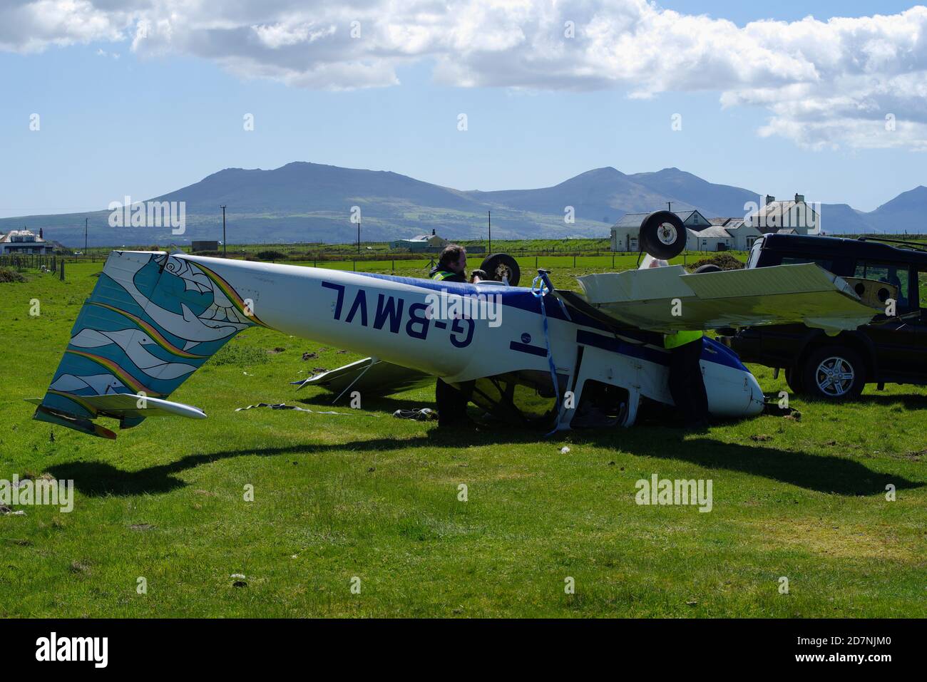 Overturned Piper PA-38 Tomahawk G-BMVL, at Caernarfon, Dinas Dinlle Airport. Stock Photo