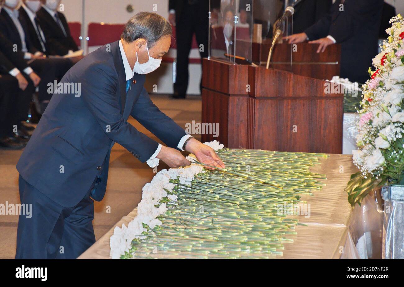 Tokyo, Japan. 24th Oct, 2020. Japan's Prime Minister Yoshihide Suga offers flowers during a farewell party for Shigeru Yokota, father of Megumi Yokota who was abducted by North Korea in Tokyo, Japan on Saturday, October 24, 2020. Photo by Keizo Mori/UPI Credit: UPI/Alamy Live News Stock Photo