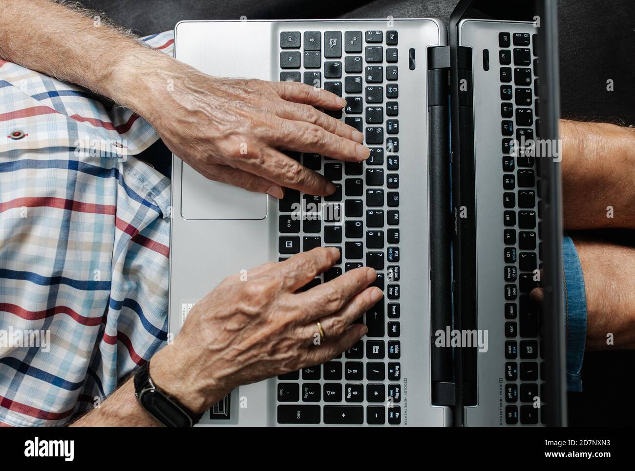 Someone Using A Keyboard Elderly person using keyboard hi-res stock photography and images - Alamy