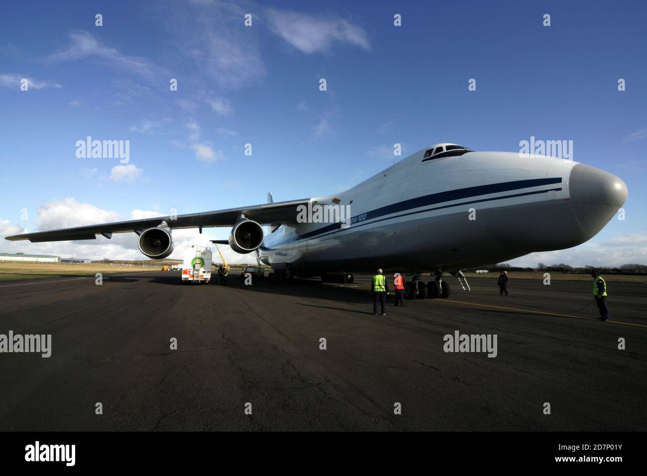 Antonov an 124 loading hi-res stock photography and images - Alamy