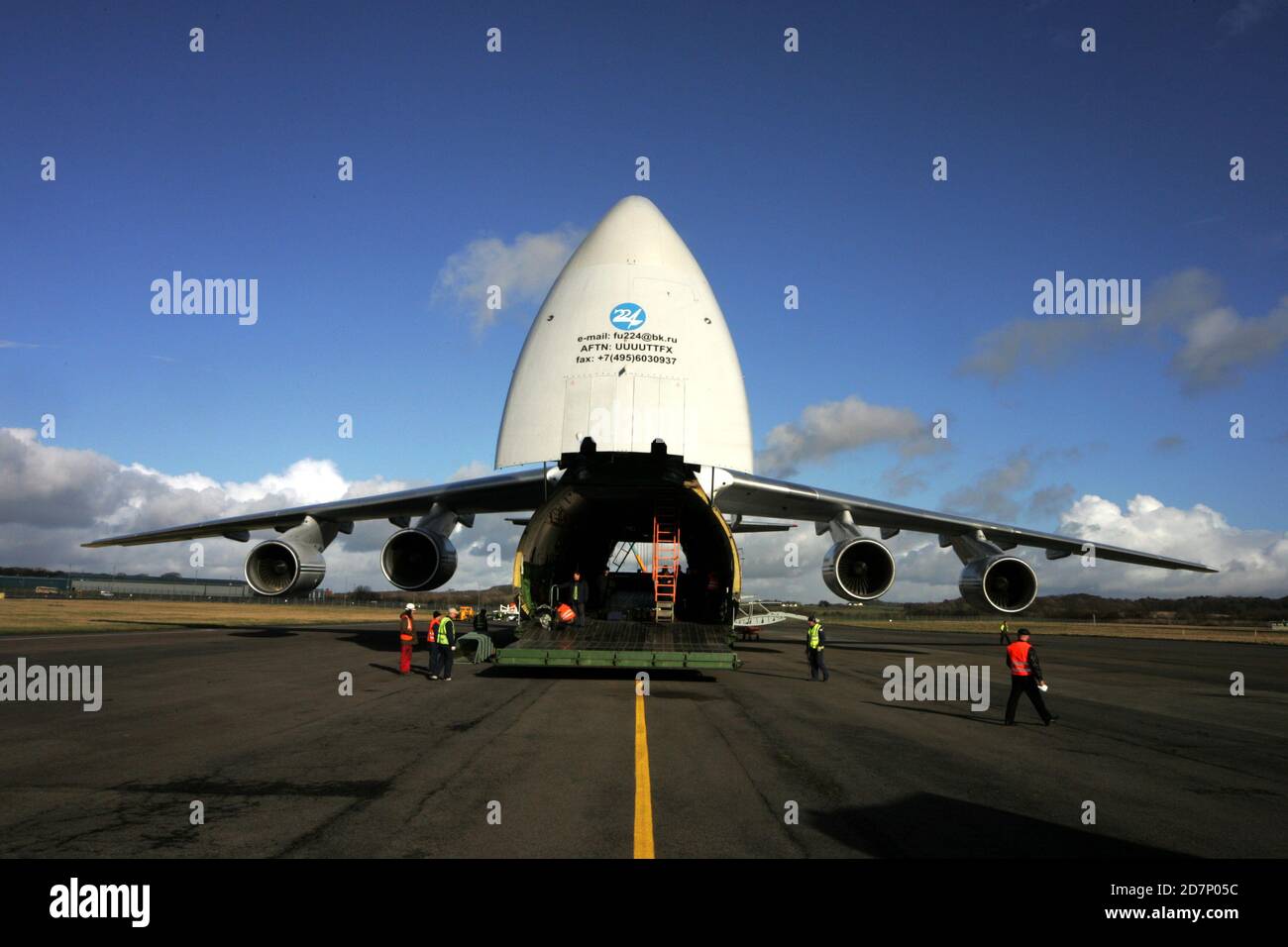 Antonov an 124 loading hi-res stock photography and images - Alamy