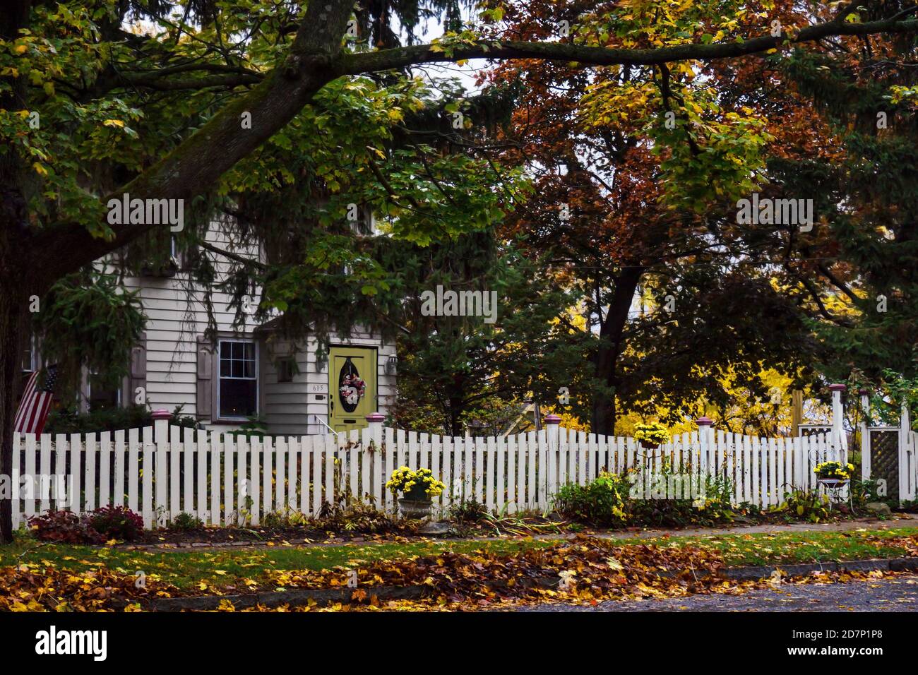 Old picket fence hi-res stock photography and images - Alamy