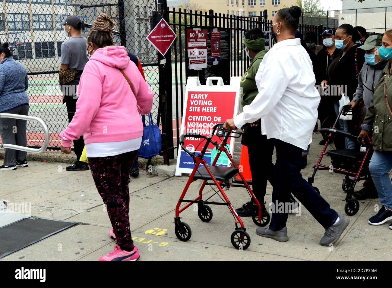 Long Lines For Early New York Voters New York Usa Stock Photo Alamy Long Lines For Early New York Voters New York Usa Stock Photo Alamy