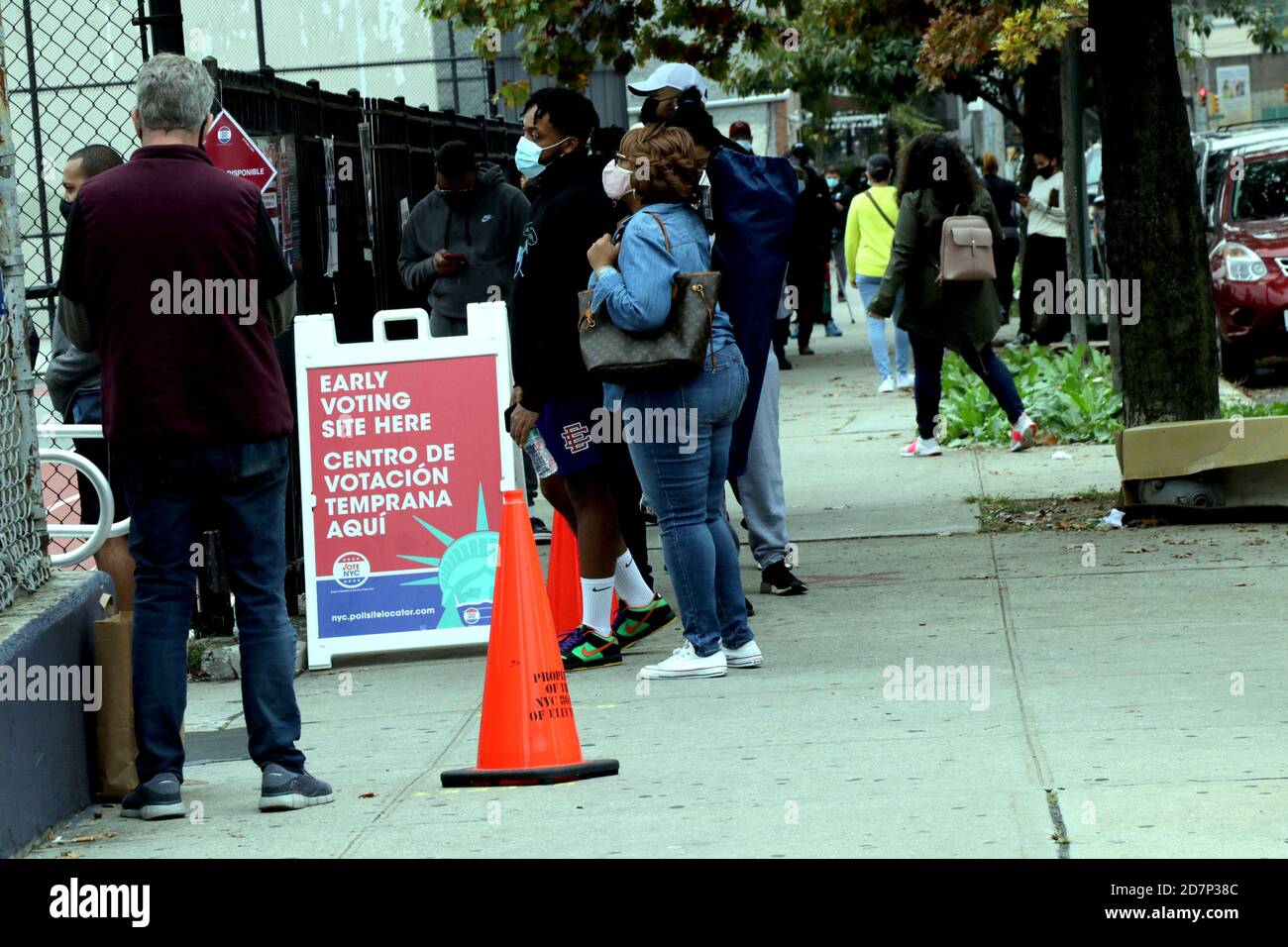 Long Lines For Early New York Voters New York Usa Stock Photo Alamy Long Lines For Early New York Voters New York Usa Stock Photo Alamy