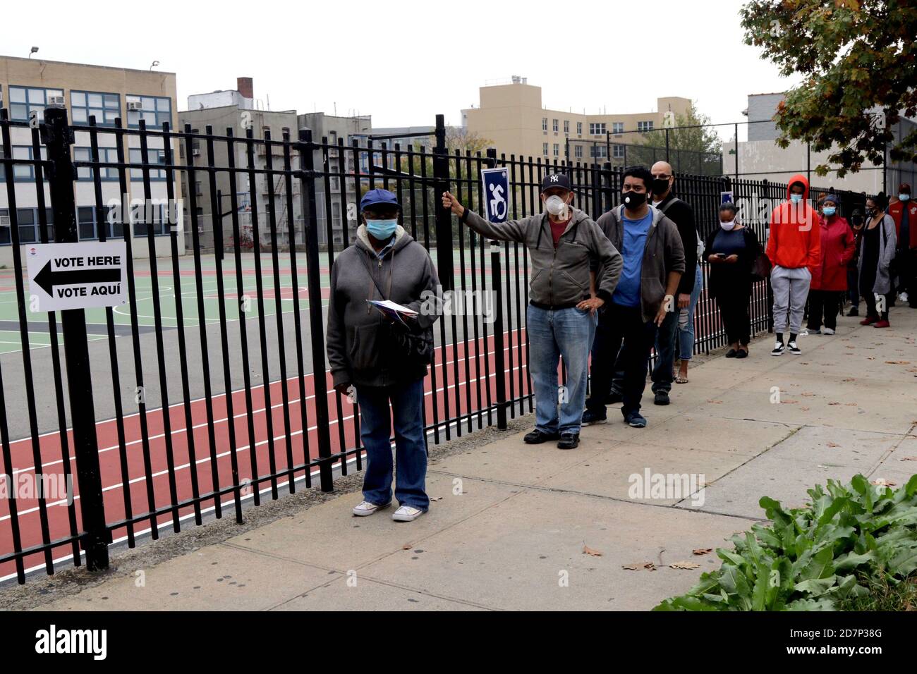 Long Lines For Early New York Voters New York Usa Stock Photo Alamy Long Lines For Early New York Voters New York Usa Stock Photo Alamy