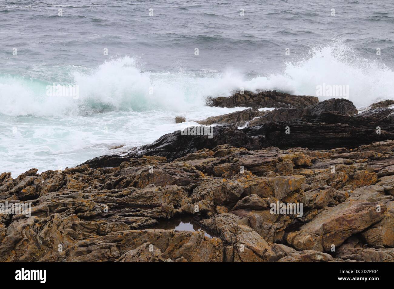 Waves breaking on rocks Stock Photo - Alamy