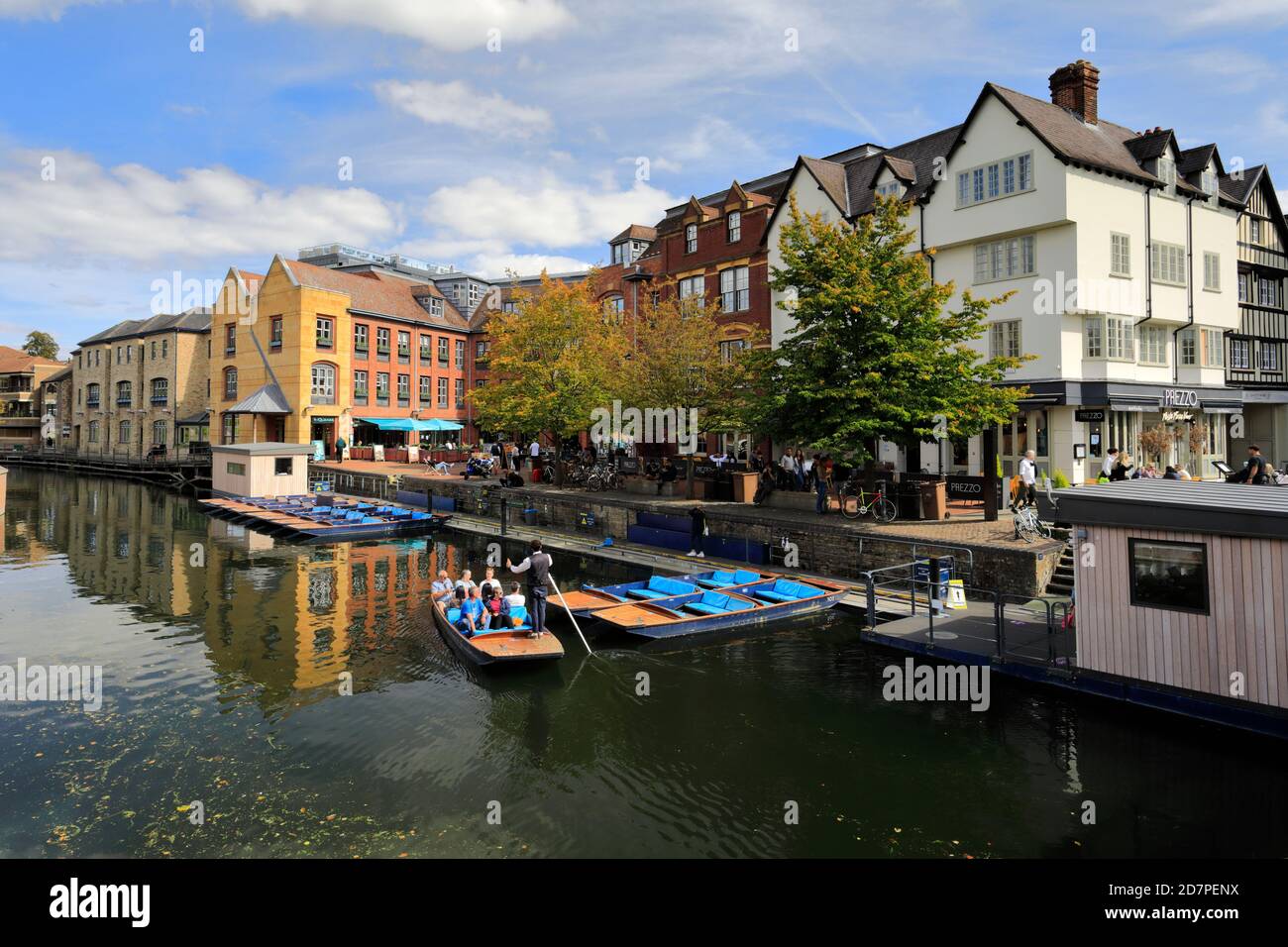 Punts on the river Cam, from the Magdalene Bridge, Cambridge City, Cambridgeshire, England, UK Stock Photo