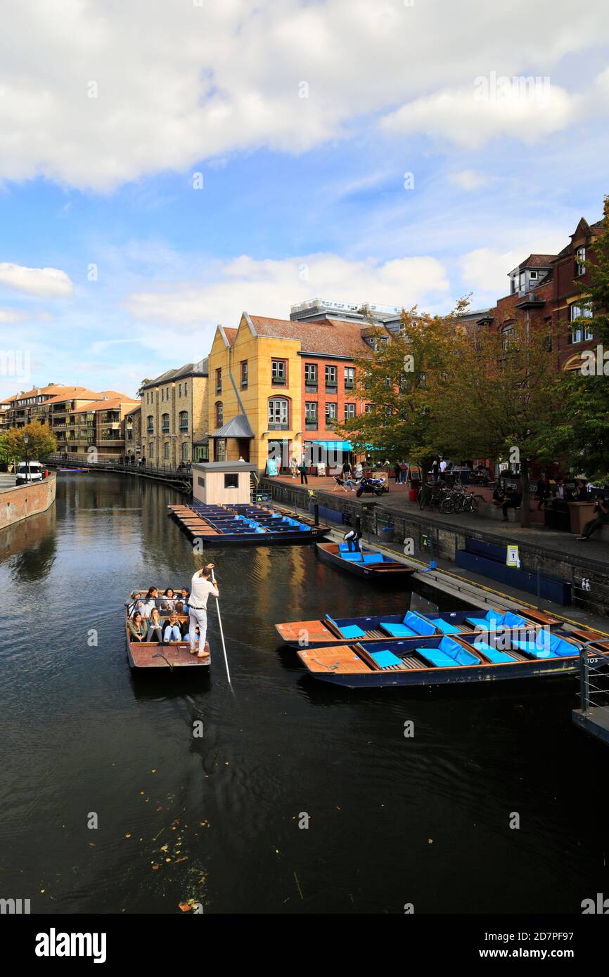 Magdalene bridge cambridge punts hi-res stock photography and images ...