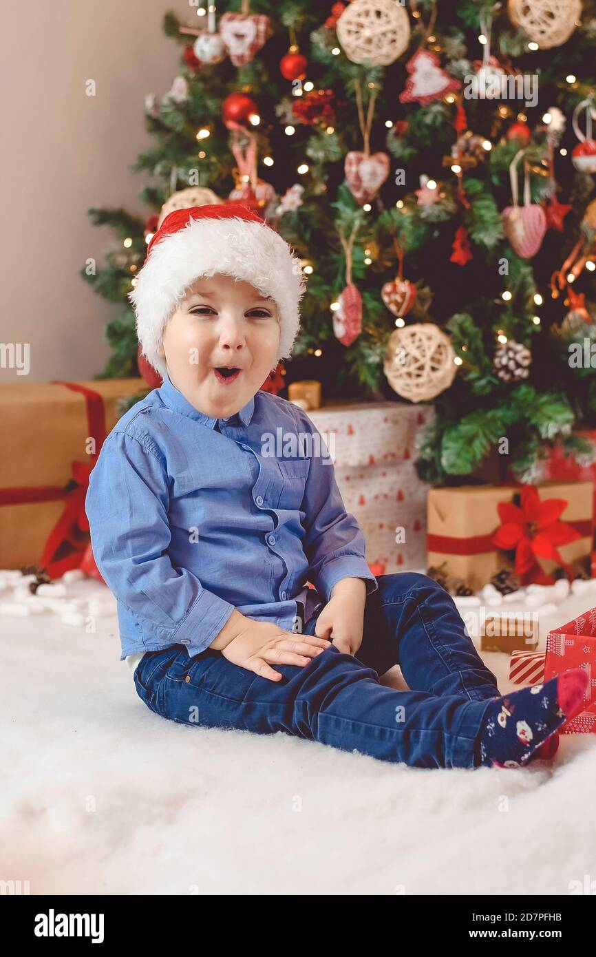 crazy holiday kidz foto Little kid with cute crazy smile sit in front of Christmas tree Stock Photo  - Alamy