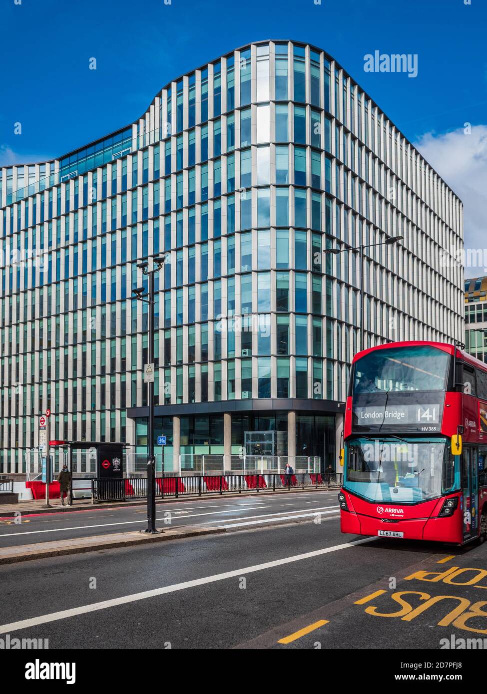 Wells Fargo European HQ London - a London Bus drives past the Wells Fargo Building, 33 King William Street, London. Architects JRA 2018. Stock Photo