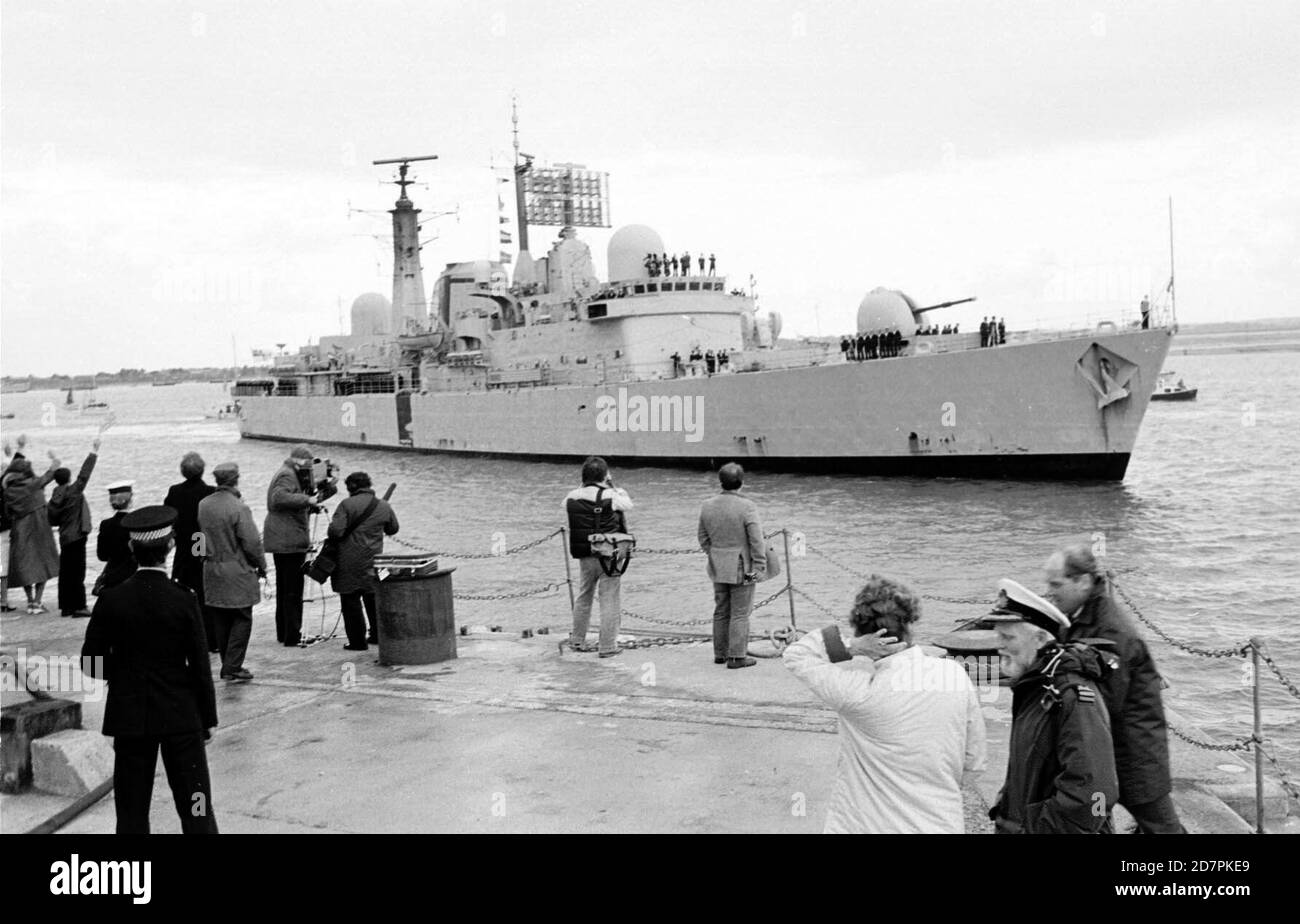 HMS GLASGOW RETURNS FROM THE FALKLAND WAR 1982 Stock Photo