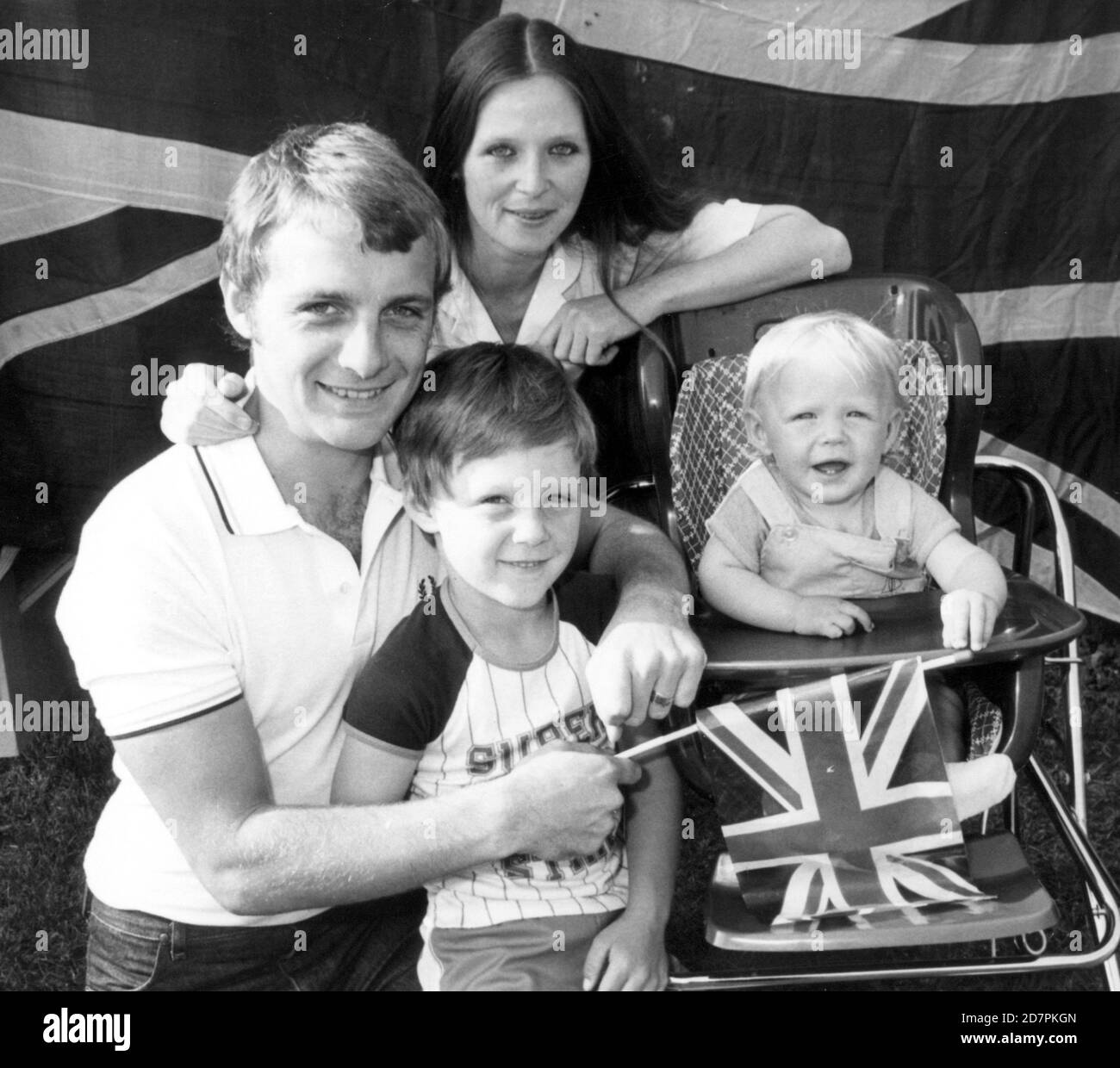 A HERO'S WELCOME HOME FOR LRO DAVID ATKINSON OF HMS SHEFFIELD REUNITED WITH HIS FAMILY AFTER RETURNING FROM THE FALKLANDS. HE IS PICTURED WITH HIS WIFE JOYCE AND CHILDREN DAVID (6) AND BARRY (10 MONTHS).  PORTSMOUTH. 1982 Stock Photo