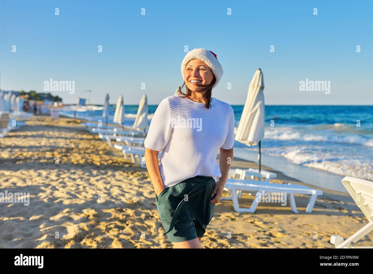 Mature woman sun hat smiling beach hi-res stock photography and images ...