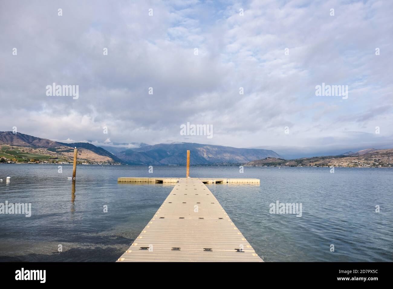 Extended passerella telescopica tra dock e barca per un facile accesso. La  passerella è in teak; alluminio e corde Foto stock - Alamy